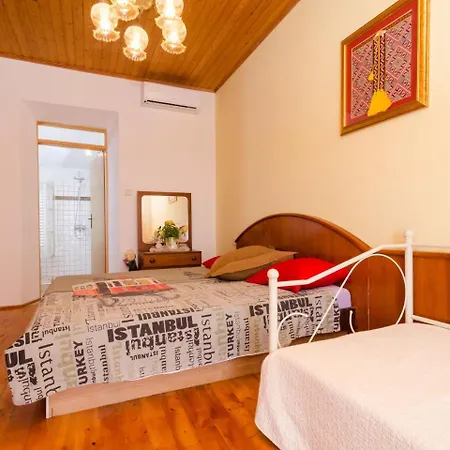 Traditional In With Swimming Pool Gruda