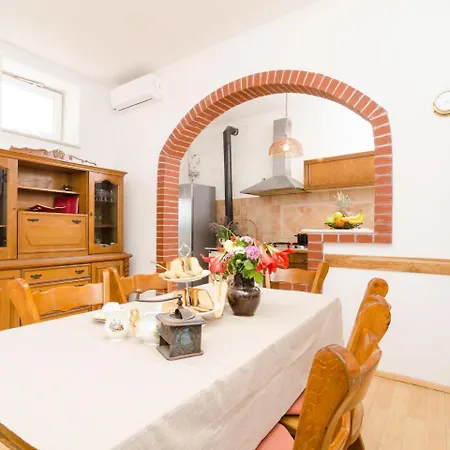 Traditional In With Swimming Pool * Gruda