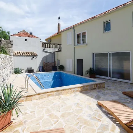 Βίλα Traditional In With Swimming Pool *
