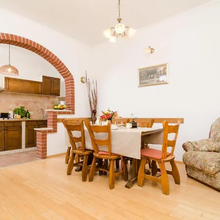 Traditional In With Swimming Pool *