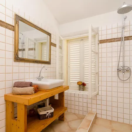 Traditional In With Swimming Pool Gruda