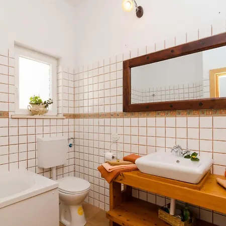 Traditional In With Swimming Pool Βίλα Gruda