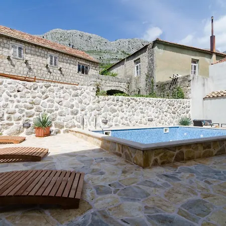 Βίλα Traditional In With Swimming Pool *