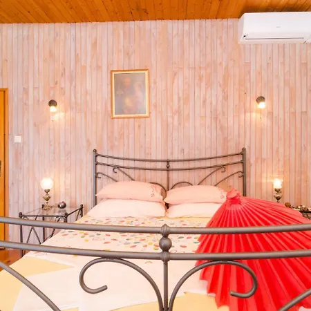 Traditional In With Swimming Pool
