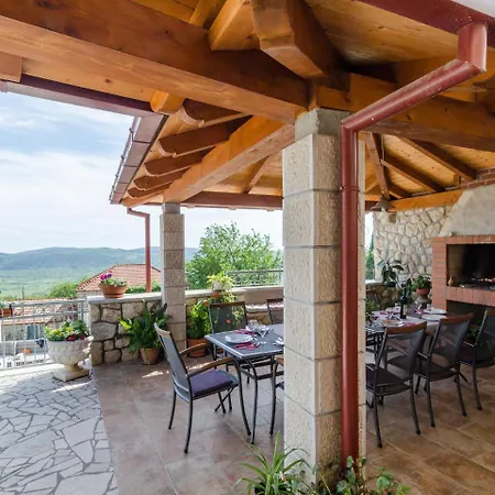 Βίλα Traditional In With Swimming Pool