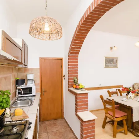 Βίλα Traditional In With Swimming Pool *