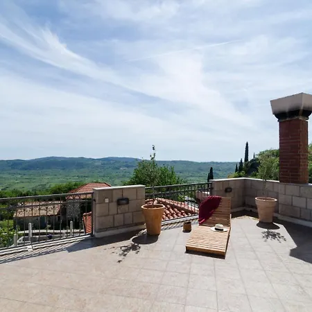 Βίλα Traditional In With Swimming Pool