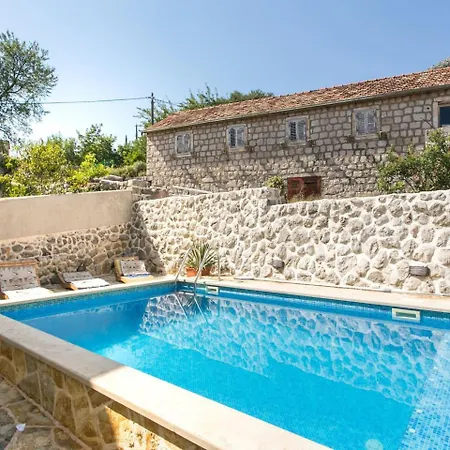 Βίλα Traditional In With Swimming Pool *