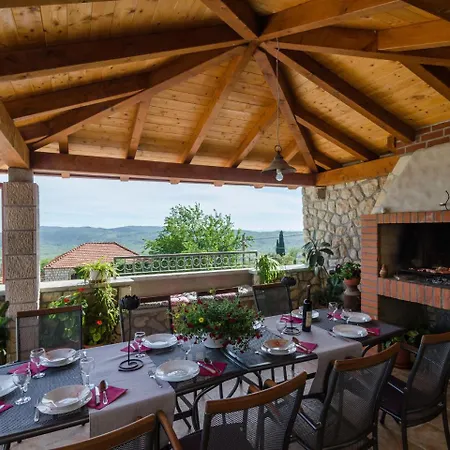 Traditional In With Swimming Pool