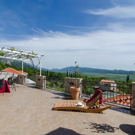 Βίλα Traditional In With Swimming Pool Gruda
